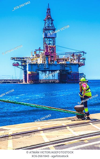 working man mooring a container ship