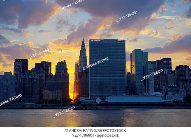 Sunsets behind the Midtown Manhattan Skyline