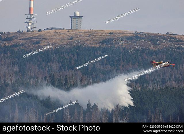 05 September 2022, Lower Saxony, Braunlage: A firefighting aircraft of the Italian fire department fights the forest fire from the air