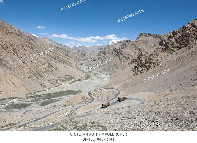 Leh-Manali Highway, a mountain pass road, two Tata trucks driving up the winding road to the Bara-lacha la mountain pass, 4830 m, mountain scenery