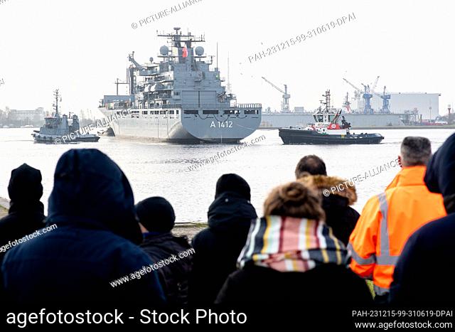 15 December 2023, Lower Saxony, Wilhelmshaven: The task force supply ship ""Frankfurt am Main"" enters the harbor at the naval base while members of the crew...