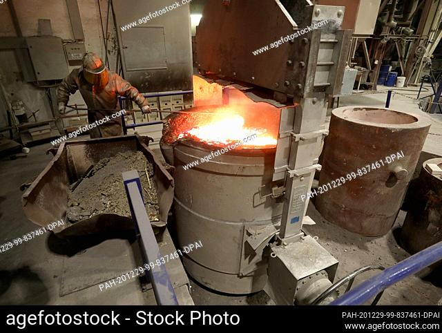 10 December 2020, Mecklenburg-Western Pomerania, Waren: At Mecklenburger Metallguss GmbH MMG, the casting of a ship's propeller with a diameter of 9