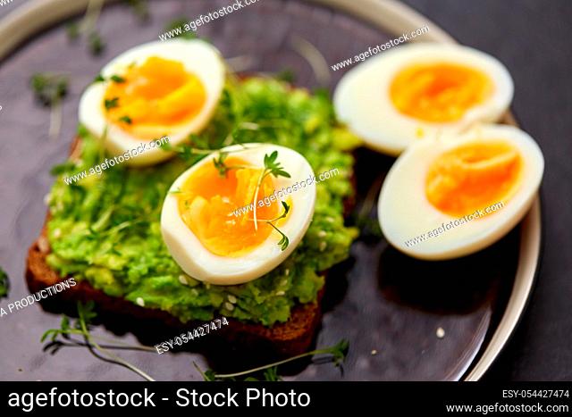 toast bread with mashed avocado and eggs