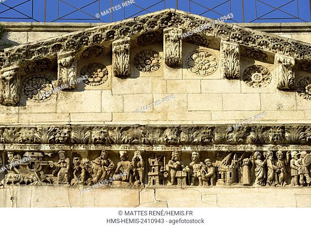 France, Gard, Nimes, detail of the facade of Notre Dame et Saint Castor Cathedral, Sculptured frieze