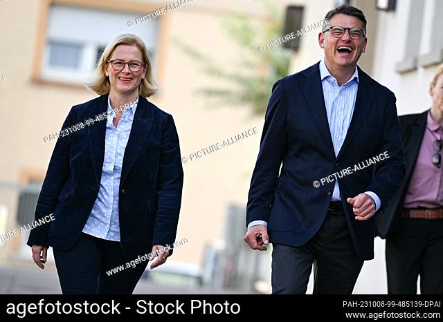 08 October 2023, Hesse, Frankfurt/Main: Boris Rhein, CDU top candidate and Minister President of Hesse, accompanies his wife Tanja Raab-Rhein to cast her vote...