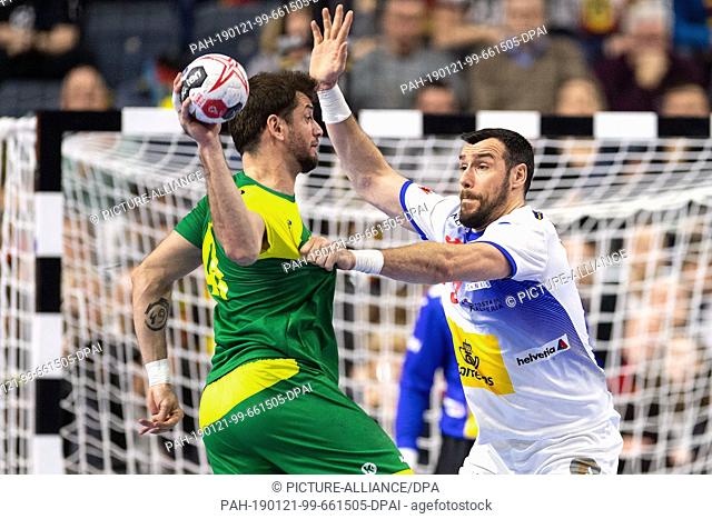 21 January 2019, North Rhine-Westphalia, Köln: Handball: WM, Spain - Brazil, main round, group 1, 2nd matchday. Spain's Iosu Goni Leo (r) tries to prevent...