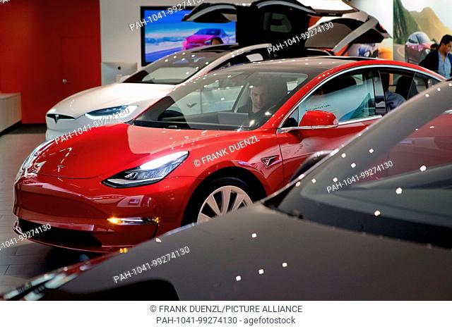 Model 3 between Model S and Model X at the Tesla showroom at the Westfield UTC mall in San Diego, in January 2018. | usage worldwide