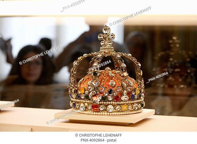 Paris 1st arrondissement, Louvre Museum. The Apollo Gallery. Crown of Louis XV. Young woman admiring it in the background