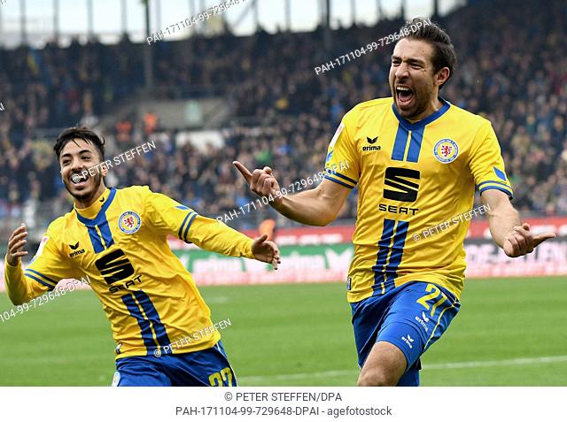 dpatop - Braunschweig's Patrick Schoenfeld (R) celebrates his 2-2 goal against Darmstadt with team mate Salim Khelifi during the German Second Bundesliga soccer...
