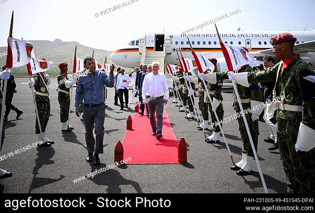05 October 2023, Cape Verde, Mindelo: German President Frank-Walter Steinmeier (center) arrives at Cesária Evora Airport in Mindelo