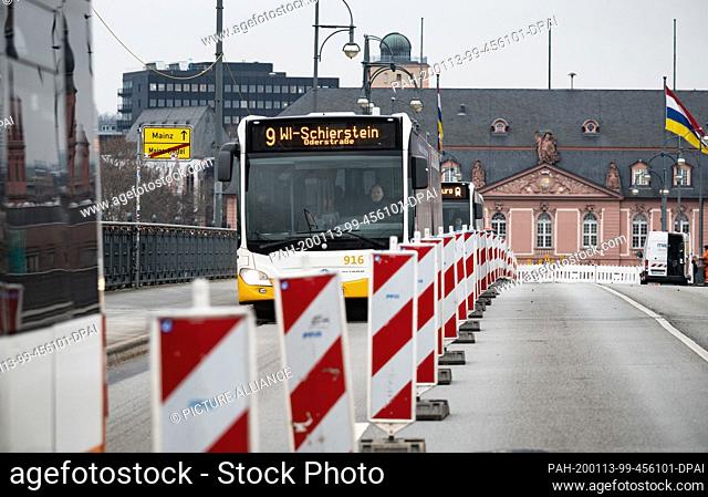13 January 2020, Rhineland-Palatinate, Mainz: Vehicles with an exception pass the Theodor-Heuss-Bridge from Mainz towards Wiesbaden