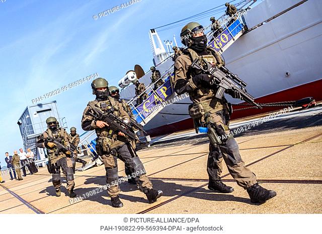 22 August 2019, Lower Saxony, Wilhelmshaven: After the NITEX (Niedersächsische Terrorismusabwehr Excercise), SEK forces leave the participating target ship...