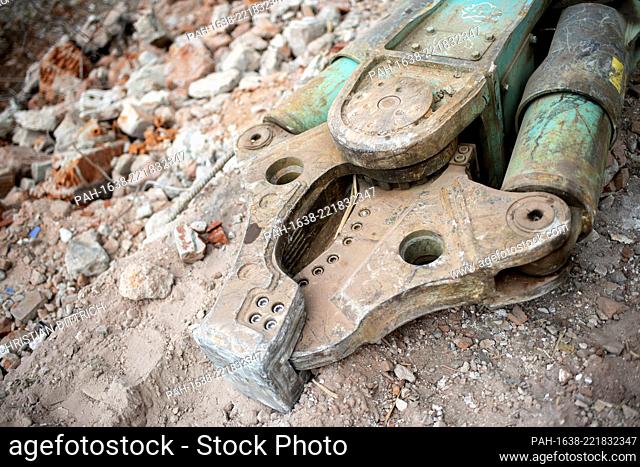 A demolition cutter on a construction site in Oldenburg (Germany), 04 August 2020. - Oldenburg/Niedersachsen/Deutschland