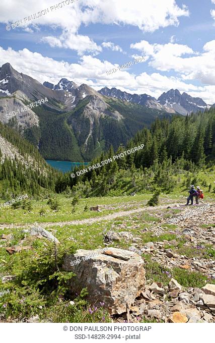 Canda, Mount Assiniboine Provincial Park, Wonder Pass, Hikers on trail