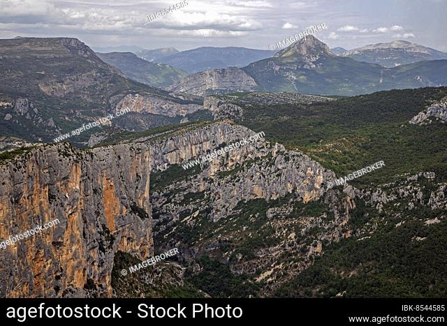 View into the Verdon Gorge at the Belvedere de la Dent d Aire, Grand Canyon du Verdon, Département Alpes-de-Haute-Provence, Provence, France, Europe