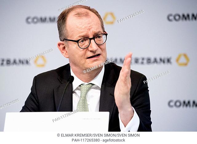 Martin ZIELKE, Germany, CEO of Commerzbank AG, CEO, talks, speaks, speaks, speaking, half-length, gesture, gesture, Stephan ENGELS, Germany