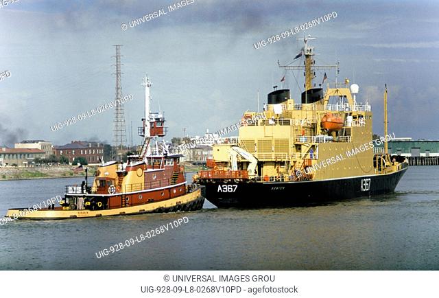 6x4 10X15 Photo EX RMAS Girl Class Tug NAJA Seen Passing TIlbury Ship Photo 