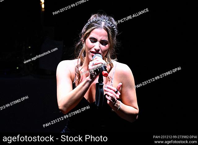 12 December 2023, Bavaria, Munich: Singer Sarah Engels sings at Cathy Hummels' charity Christmas event in the Teatro Spiegel tent