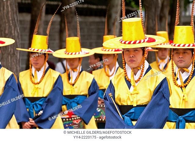 Chwiracheck, military band members during changing of the guard, Daehanmun Gate, Deoksugung palace, Seoul, South Korea