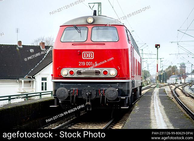 15 November 2023, Lower Saxony, Oldenburg: A DB series V 169 diesel locomotive from 1965, which was restored by self-employed engine driver R
