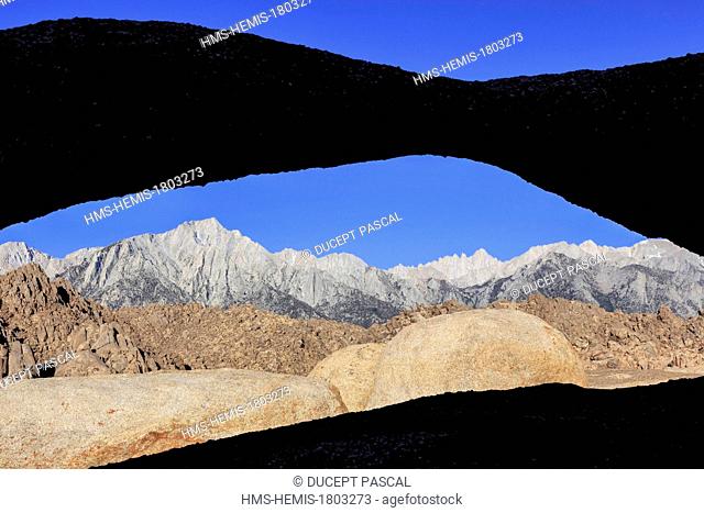 United States, California, Inyo National Forest, Sierra Nevada mountains, Alabama Hills near Lone Pine, Lathe Arch framing Mount Whitney
