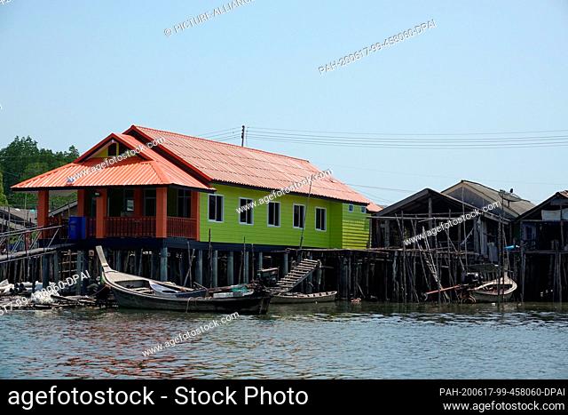 01 March 2020, Thailand, Baan Sam Chiong Nuea: Houses are built on stilts in the Muslim fishing village Baan Sam Chong Nuea in the Andaman Sea
