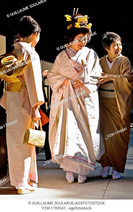 Asia, Japan, Tokyo, park of Yoyogi, married in kimono embroidered in the Shintoist sanctuary Meiji