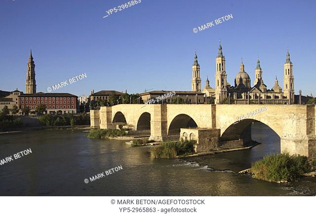 Puente de Piedra Stone Bridge and Basílica de Nuestra Señora del Pilar Zaragoza Spain