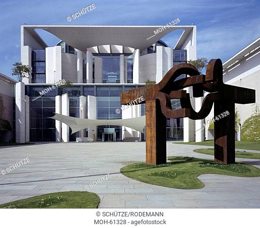 Fassade, 1997-2001 mit Chillida-Skulptur Berlin
