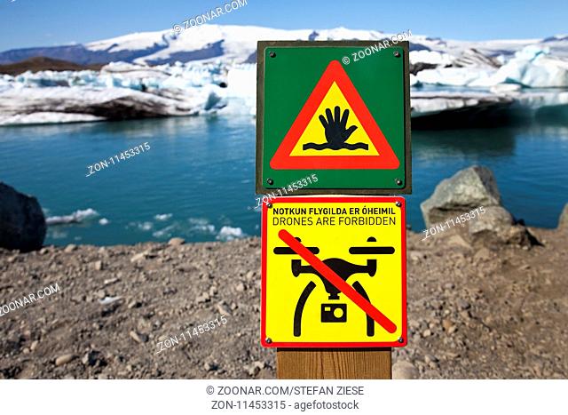 Verbotsschild fuer Drohnen vor der Gletscherlagune, Joekulsarlon, Vatnajoekull-Nationalpark, Hornarfjoerdur, Ostisland, Island, Europa