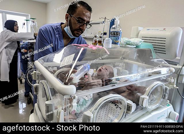 19 November 2023, Palestinian Territories, Rafah: Premature newborns receive treatment after being transferred from Al-Shifa Hospital to Al-Emarati Hospital in...