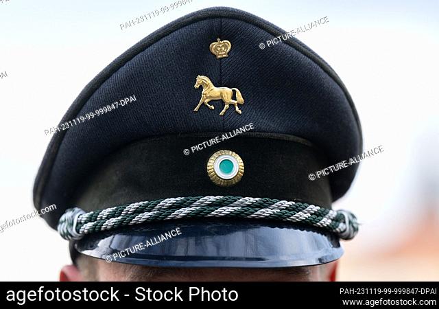 PRODUCCIÓN - 16 de noviembre de 2023, Sajonia, Moritzburg: Un guardaespaldas de Moritzburg State Stud lleva su gorra de servicio en los establos del New Stud