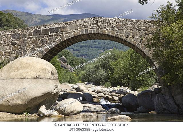 Medieval half point arch Parral Bridge over Jaranda Gorge. On the outskirts of Jarandilla de la Vera. Caceres Province, Extremadura, Spain