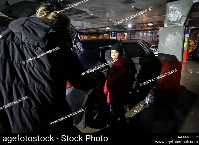RUSSIA, MOSCOW - 19 de diciembre de 2023: Nikita Artemichev que ha llegado a un vuelo Estambul-Moscow, es visto por un coche en el Aeropuerto Internacional...
