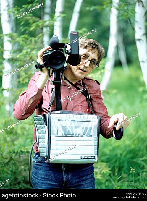 ***FILE PHOTO*** Czech director Jiri Menzel in Kersko, Czechoslovakia, the 70s. (CTK Photo/Jan Litomisky) ) *** Czech Oscar-winning film director Jiri Menzel...