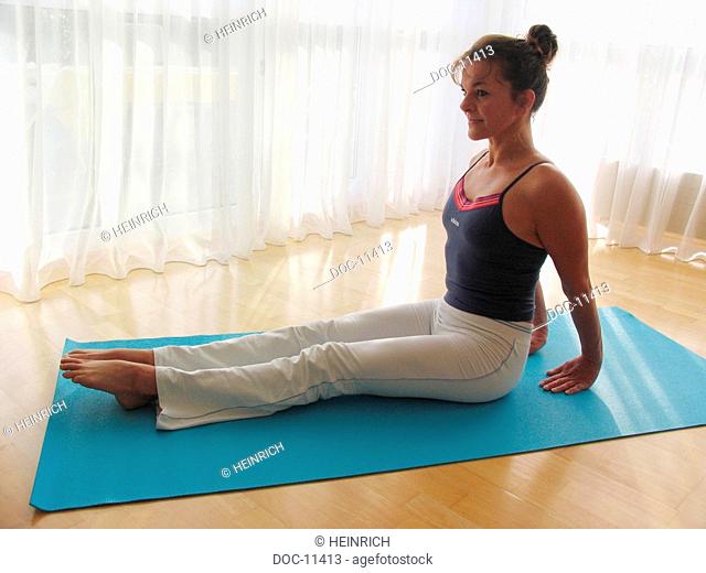 To improve Pilates - Excercise according to Joseph Pilates - figure through gentle Bodystyling - Leg Pull Up - initial situation - for the stabilization of...