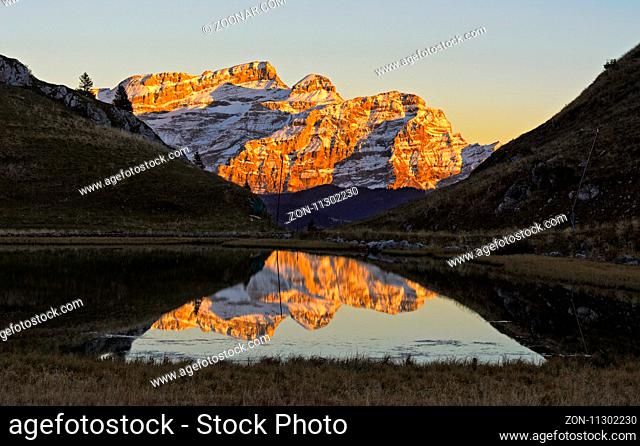 Bergmassiv Les Diablerets im Abendlicht spiegelt sich in einem Bergsee, Les Diablerets, Waadtländer Alpen, Schweiz / Massif Les Diablerets in the evening light...