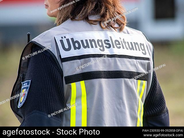 30 September 2023, Mecklenburg-Western Pomerania, Pasewalk: In the exercise part, the rescue and medical care of 100 injured and affected persons in a traffic...