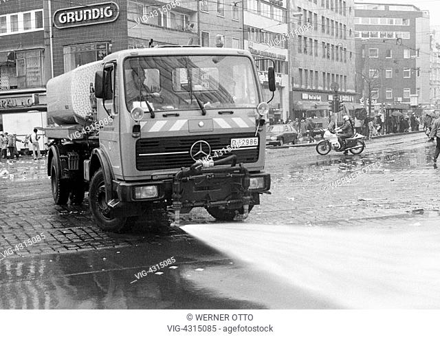 Eighties, black and white photo, Rhenish carnival, Rose Monday parade 1981, street cleaning after finishing the parade, road sweeper, D-Duesseldorf, Rhine