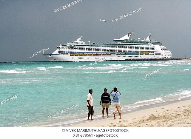Cruise ship leaving the MIAMI Harbour