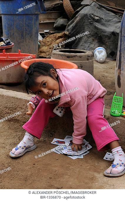 Little girl playing with cards, Nazca, Inca settlement, Quechua settlement, Peru, South America, Latin America
