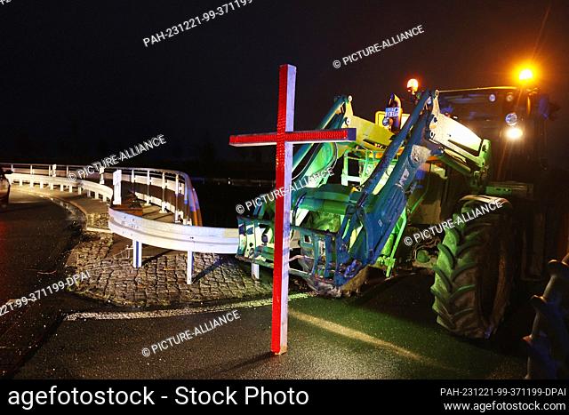 21 December 2023, Thuringia, Gera: Farmers and their tractors block the access road to highway 4 at the Gera-Leumnitz junction
