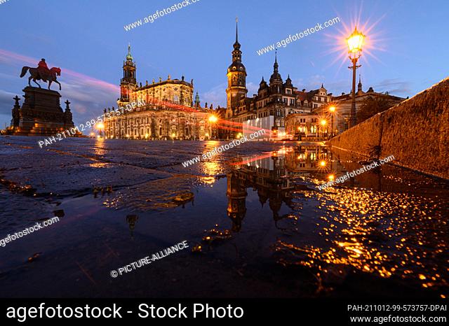 12 October 2021, Saxony, Dresden: The equestrian statue of King Johann (l-r), the Hofkirche, the Hausmannsturm, the Residenzschloss and the Schinkelwache are...