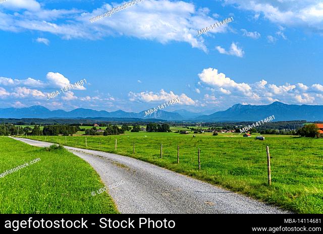 germany, bavaria, upper bavaria, pfaffenwinkel, huglfing, cultural landscape with a town view against the foothills of the alps, view at berg (oberhausen)