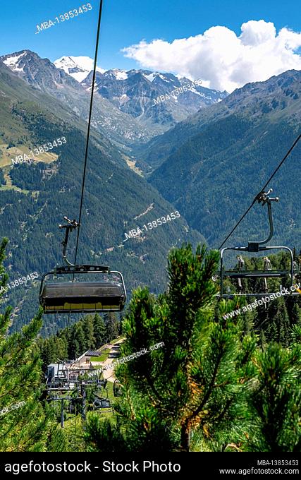 Europe, Austria, Tyrol, Ötztal Alps, Ötztal, Sölden, Langegg mountain railway in the ski area of Sölden with a view of the Windachtal