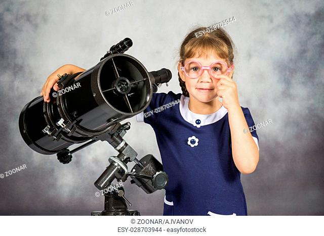 Girl astronomer happily surprised by what he saw in the telescope
