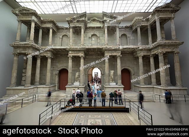 PRODUCTION - 17 October 2023, Berlin: Visitors walk through the Market Gate of Miletus at the Pergamon Museum. The museum opens its doors for the last time for...