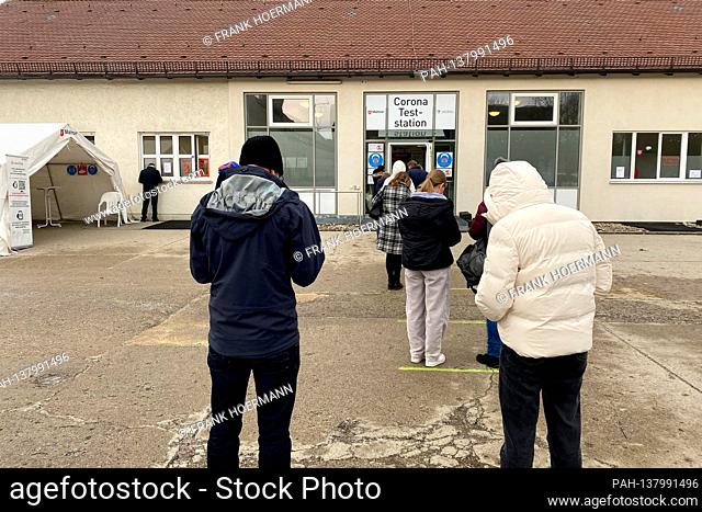 Topic picture Corona PCR test. People waiting, people in front of a eurofins test station, test center, corona test center in Haar near Muenchen on December 8th