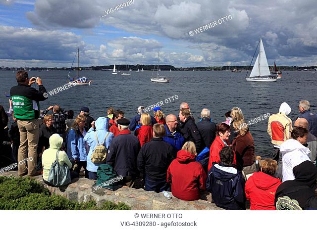 D-Kiel, Kiel Fjord, Baltic Sea, Schleswig-Holstein, Kieler Woche 2011, sailing event, windjammer parade, spectators at the lakeshore - Kiel, Schleswig-Holstein