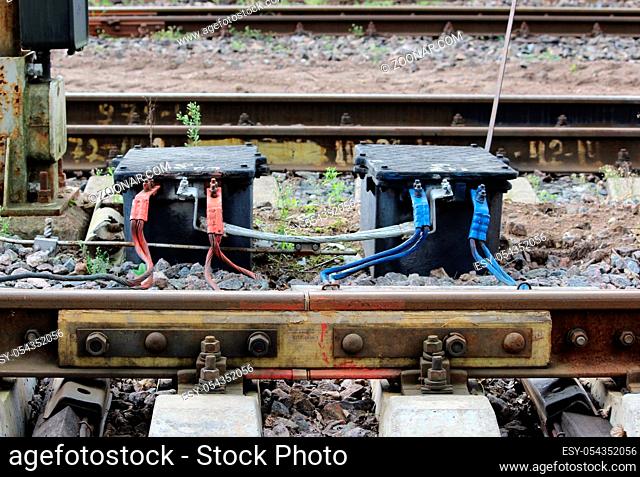 Red and blue - it's part of the railway signaling system. To determine whether there is and if there is something in what part of the road train